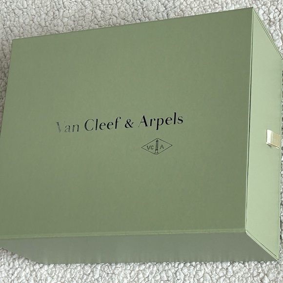Van Cleef Arpels green Gift Box 11” x 9.5”x 5” with Ribbon - Picture 2 of 12